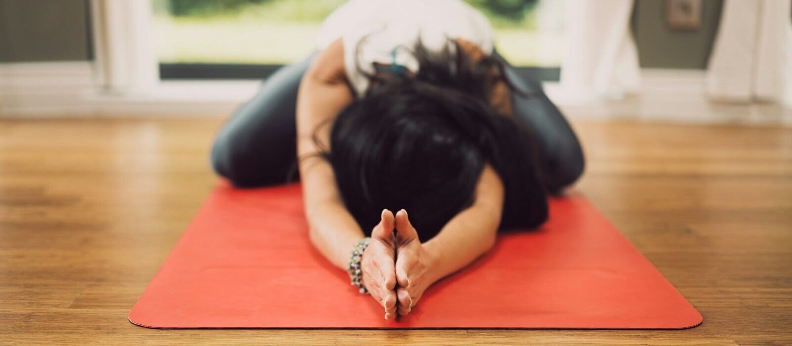 Yoga pour soulager le mal de dos au bureau : ce que votre chaise fait à votre corps (et comment y remédier)