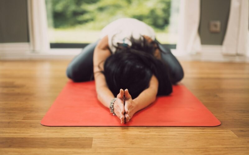 Yoga pour soulager le mal de dos au bureau : ce que votre chaise fait à votre corps (et comment y remédier)