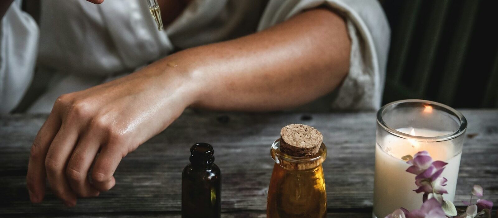 Huiles essentielles pour soulager les douleurs articulaires : choisir selon le type de douleur, pas selon la tendance