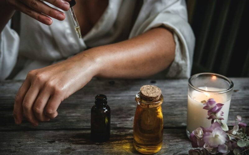 Huiles essentielles pour soulager les douleurs articulaires : choisir selon le type de douleur, pas selon la tendance
