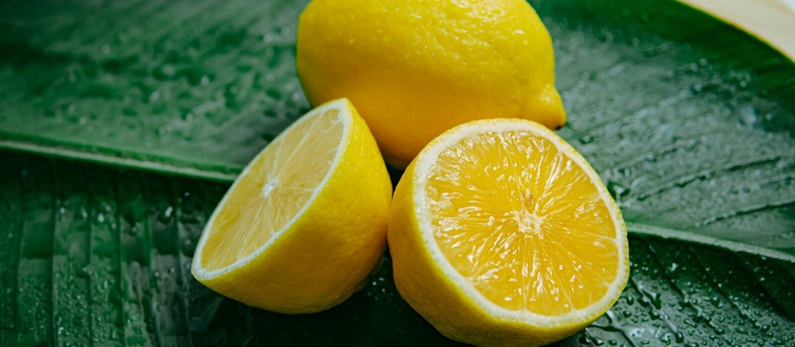 Le citron est-il dangereux pour le cœur ? Ce qu&rsquo;il faut vraiment savoir avant d&rsquo;arrêter votre eau citronnée